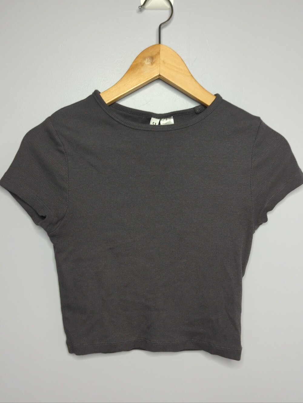 H&M Divided Charcoal Gray Ribbed Short Sleeve Crop Top - Size M